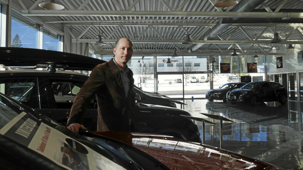 FORNØYD: Daglig leder Sverre Oksett gleder seg til ti nye år med bilsalg.