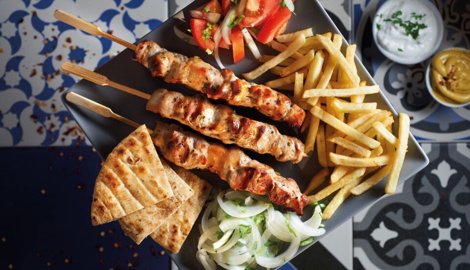 SOUVLAKI: Denne retten er laget av svinekjøtt på grillspyd og serveres med pitabrød, grønnsaker, pommes frites og tzatziki. SOUVLAKI: Denne retten er laget av svinekjøtt på grillspyd og serveres med pitabrød, grønnsaker, pommes frites og tzatziki.