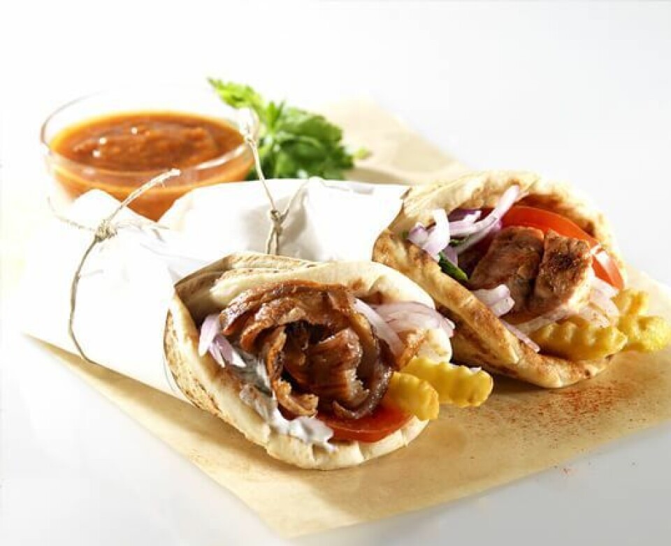 GYROS: Denne retten lages av marinert svinnekjøtt og serveres med tza- tziki, løk, tomat og pommes frites i pitabrød. GYROS: Denne retten lages av marinert svinnekjøtt og serveres med tza- tziki, løk, tomat og pommes frites i pitabrød.