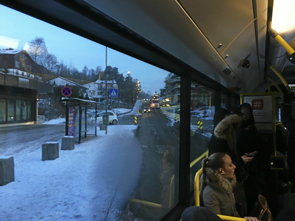 PÅ VEIEN UTEN BELTER: Mange ønsker seg bilbelter i bussene fra Svartskog.