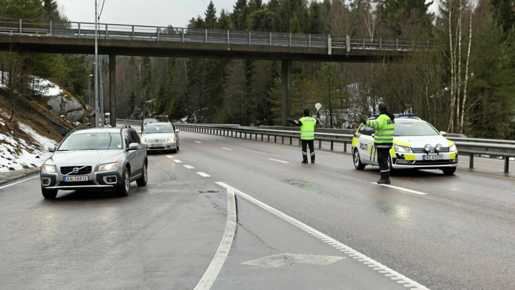 HETT OMRÅDE Å KONTROLLERE: Utrykningspolitiet avholdt kontroll i ettermiddag langs E18 på Svartskog.