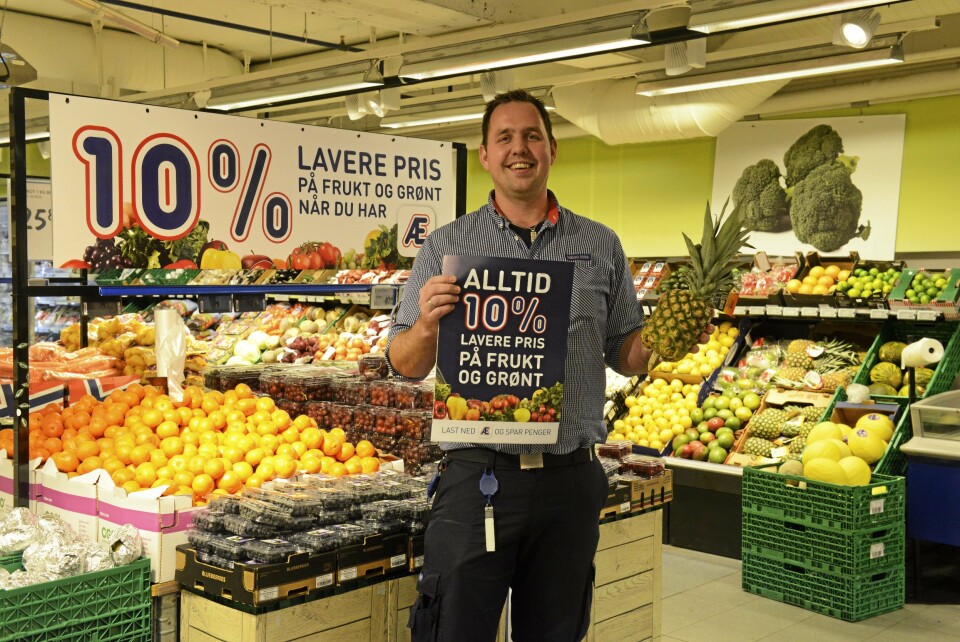 FORNØYD: Erlend Herbjørnrød, kjøpmannn på Rema 1000 Sofiemyr, merker oppgang etter priskrigen. FORNØYD: Erlend Herbjørnrød, kjøpmannn på Rema 1000 Sofiemyr, merker oppgang etter priskrigen.