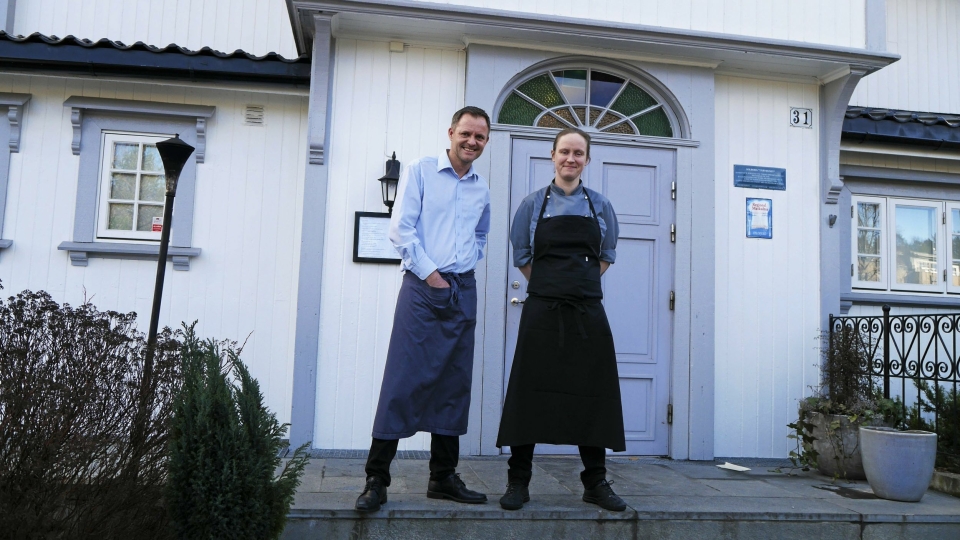 KLAR FOR INNSATS: Stine Langerud Høgset (t.h.) er den nye kjøkkensjefen på Tårnhuset. Hun ønskes velkommen av Vebjørn Aarflot.