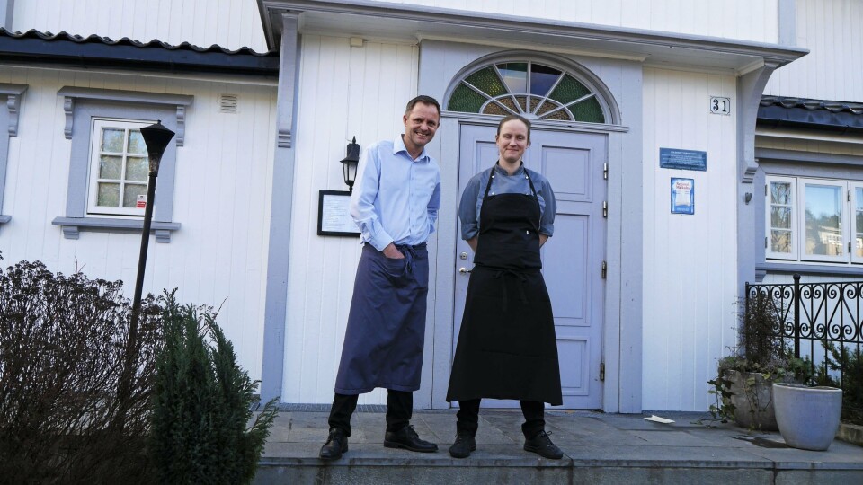 KLAR FOR INNSATS: Stine Langerud Høgset (t.h.) er den nye kjøkkensjefen på Tårnhuset. Hun ønskes velkommen av Vebjørn Aarflot. KLAR FOR INNSATS: Stine Langerud Høgset (t.h.) er den nye kjøkkensjefen på Tårnhuset. Hun ønskes velkommen av Vebjørn Aarflot.