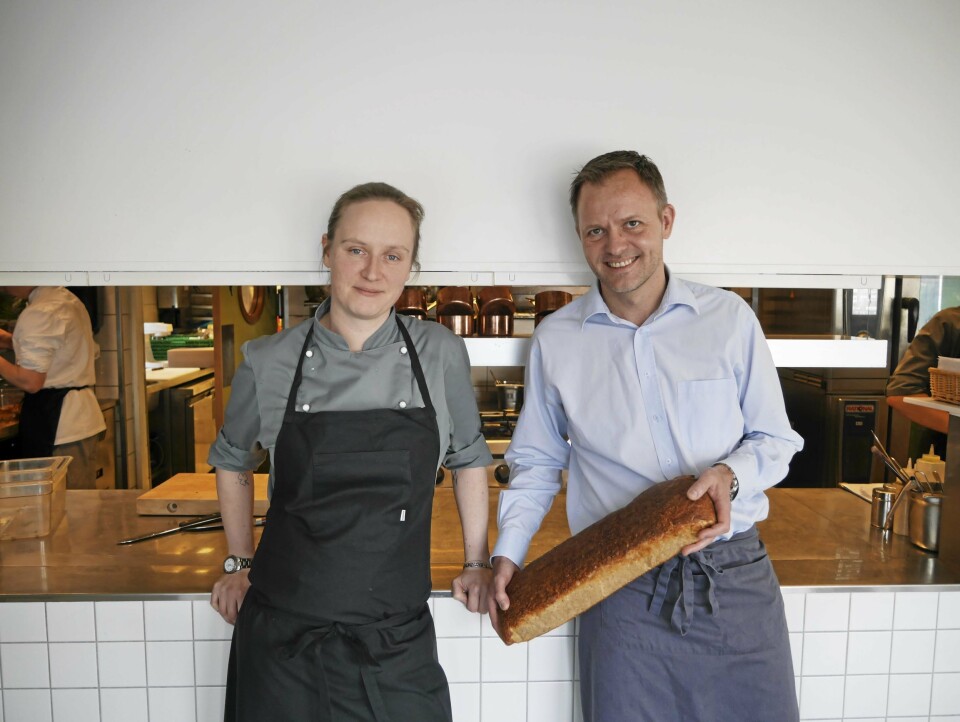 GLEDER SEG: Den nye kjøkkensjefen er klar for å sette sitt preg på restauranten på Tårnhuset. Hun har jobbet der i et vikariat i et halvt år allerede, og skryter villt og uhemmet av sin nye arbeidsplass. GLEDER SEG: Den nye kjøkkensjefen er klar for å sette sitt preg på restauranten på Tårnhuset. Hun har jobbet der i et vikariat i et halvt år allerede, og skryter villt og uhemmet av sin nye arbeidsplass.
