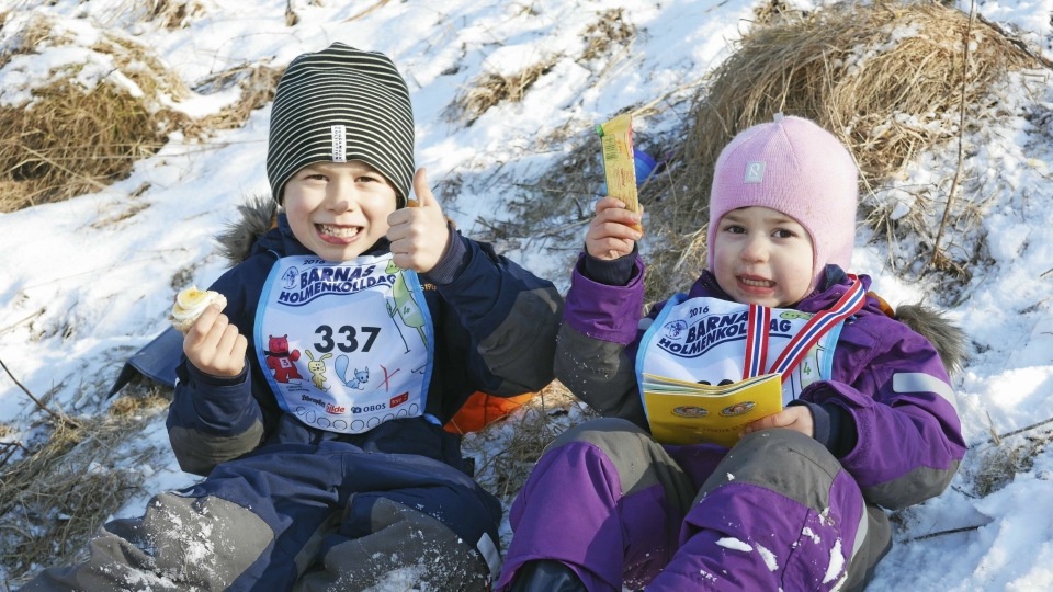 MORO I FJOR: Her ser du to glade barn på fjorårets Barnas Holmenkolldag på Østre Greverud. Det blir nok minst like morsomt i år!