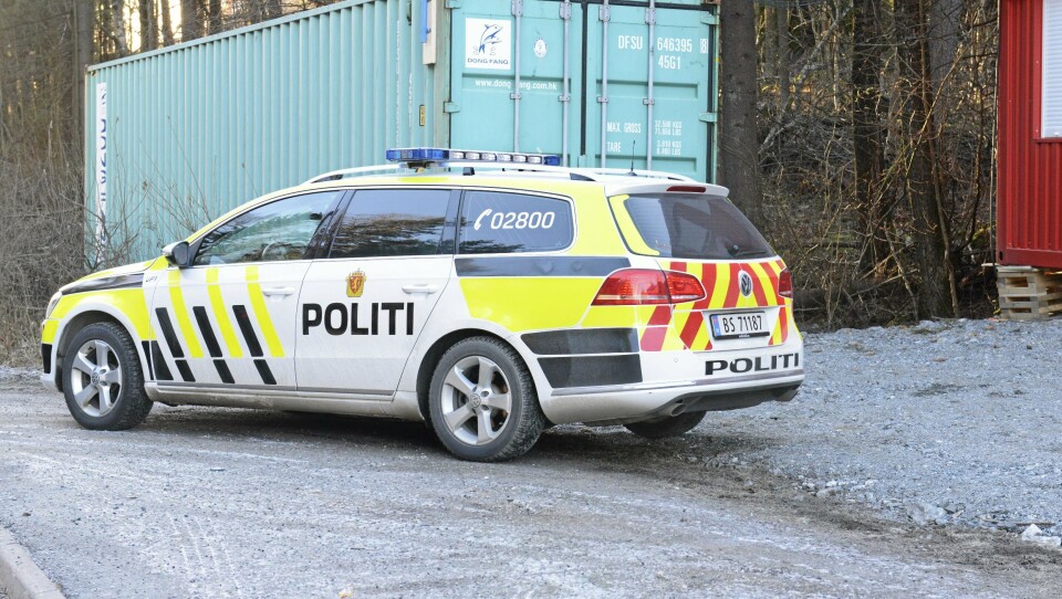 PØBELUNGER: Politiet måtte ut og lete etter noen rampeunger som hadde kastet snøballer på biler torsdag kveld. PØBELUNGER: Politiet måtte ut og lete etter noen rampeunger som hadde kastet snøballer på biler torsdag kveld.