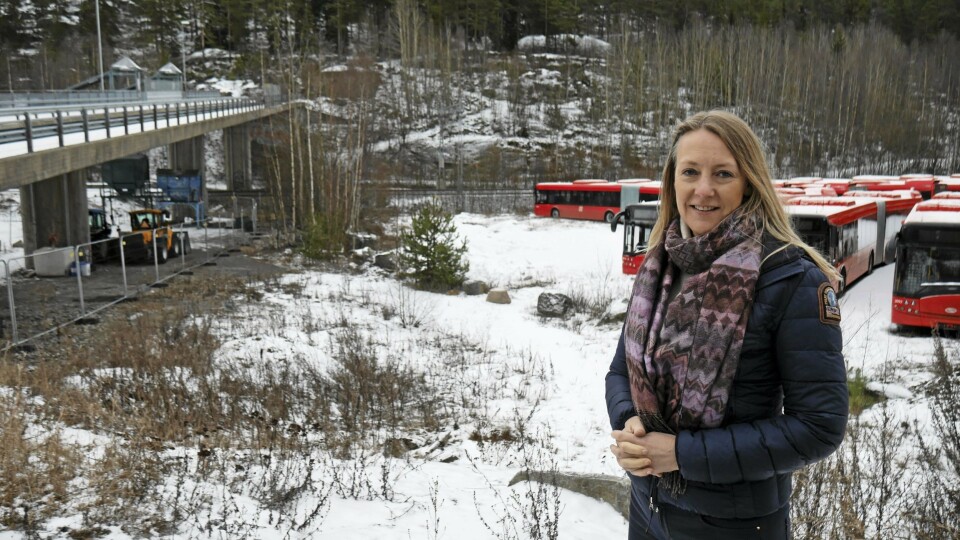 HER SKAL DET BYGGES: – Å få på plass et sykkelhotell på Rosenholm kan være en fin gulrot for å få flere til å sykle til togstasjonen, og dermed både spare miljøet og lommeboken, siden man kan nyte godt av Oslotakster, sier Siv Kaspersen. Hun sier sykkelhotellet skal bygges på den kommunale tomten sør for bruen. HER SKAL DET BYGGES: – Å få på plass et sykkelhotell på Rosenholm kan være en fin gulrot for å få flere til å sykle til togstasjonen, og dermed både spare miljøet og lommeboken, siden man kan nyte godt av Oslotakster, sier Siv Kaspersen. Hun sier sykkelhotellet skal bygges på den kommunale tomten sør for bruen.