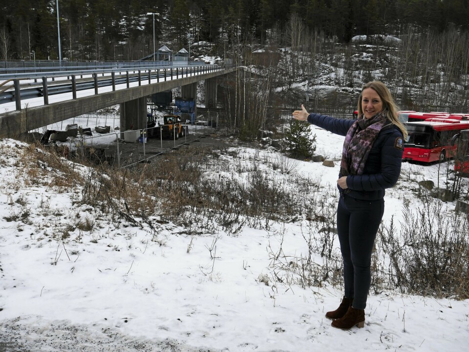 HER SKAL DET BYGGES: – Å få på plass et sykkelhotell på Rosenholm kan være en fin gulrot for å få flere til å sykle til togstasjonen, og dermed både spare miljøet og lommeboken, siden man kan nyte godt av Oslotakster, sier Siv Kaspersen. Hun sier sykkelhotellet skal bygges på den kommunale tomten sør for bruen. HER SKAL DET BYGGES: – Å få på plass et sykkelhotell på Rosenholm kan være en fin gulrot for å få flere til å sykle til togstasjonen, og dermed både spare miljøet og lommeboken, siden man kan nyte godt av Oslotakster, sier Siv Kaspersen. Hun sier sykkelhotellet skal bygges på den kommunale tomten sør for bruen.