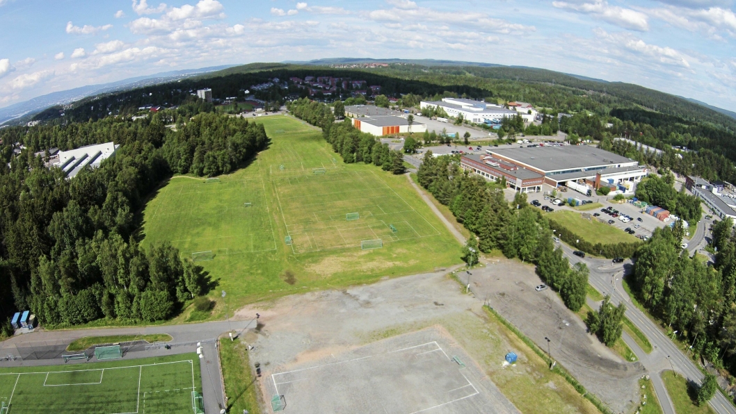HER SKAL HALLEN BYGGES: Den nye storstuen for idretten skal bygges her, ved kunstgressbanen på Sofiemyr.