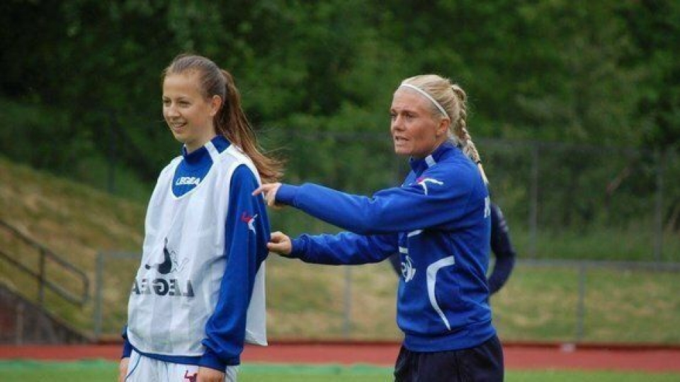 INN PÅ LANDSLAGET: Marthea Meier får lovord fra Kolbotn-trener Solveig Gulbrandsen (t.h.). Nå er hun klar for J16-landslaget.