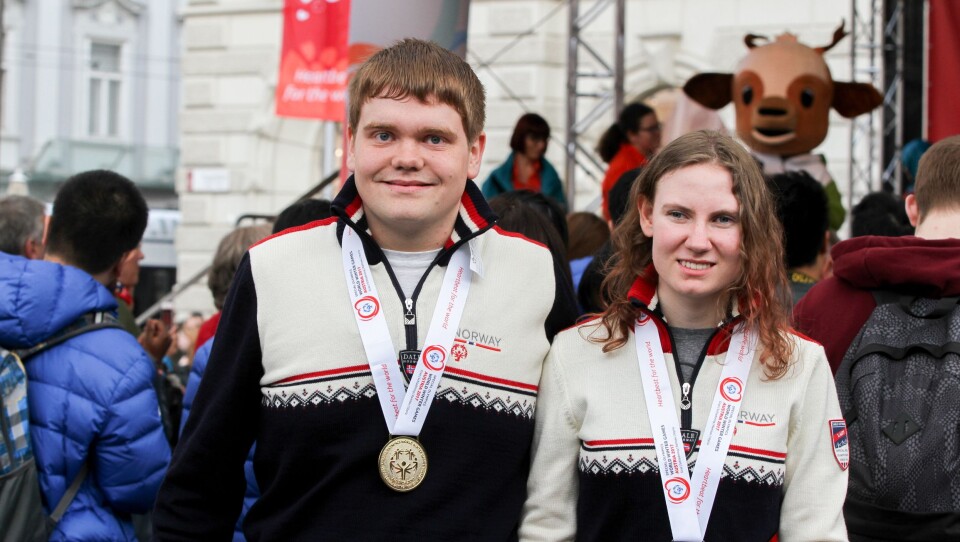 VÅRE IDRETTSHELTER: Eirik Gåsereid Knudsen og Johanne Berg var de første av som tok medaljer av våre lokale utøvere i SSpecial Olympic Winter Games i Østerrike.
