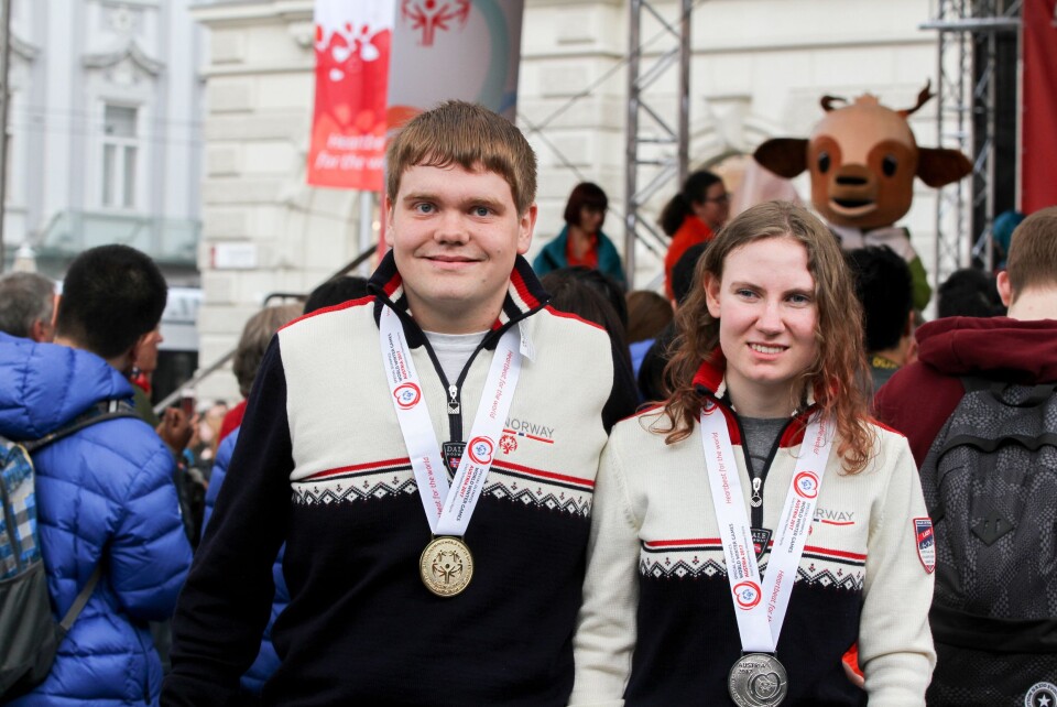 VÅRE IDRETTSHELTER: Eirik Gåseidnes Knudsen og Johanne Berg var de første av som tok medaljer av våre lokale utøvere i SSpecial Olympic Winter Games i Østerrike.