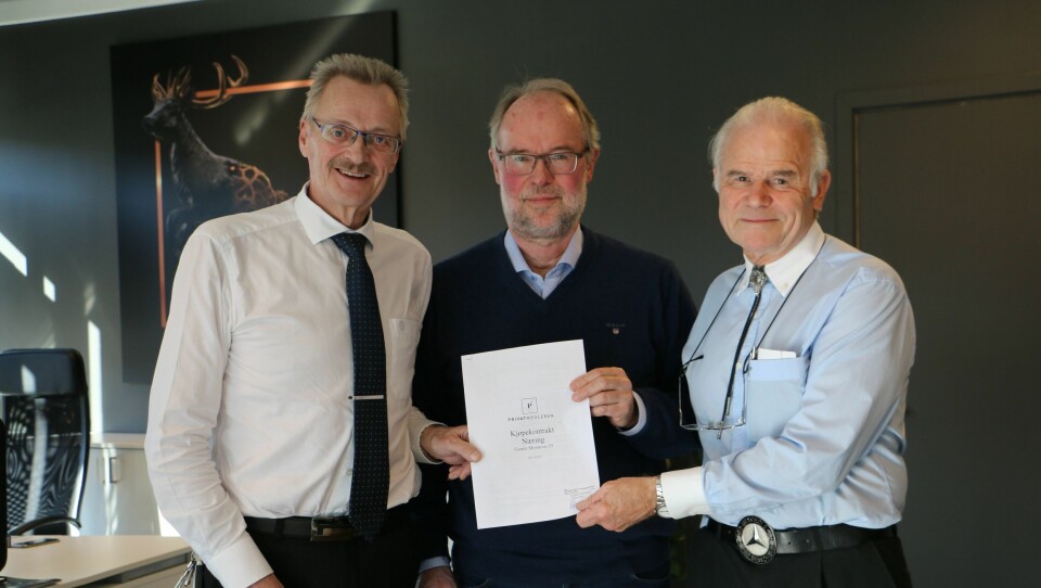 KONTRAKTEN UNDERSKREVET: Finn Eirik Eilertsen president i KNA, Tore Birkeland fra Oppegård kommune og Bjørn G. Johannesen formann i NVK undertegner her kontrakten som sikrer motorfolket Tyrigrava igjen. KONTRAKTEN UNDERSKREVET: Finn Eirik Eilertsen president i KNA, Tore Birkeland fra Oppegård kommune og Bjørn G. Johannesen formann i NVK undertegner her kontrakten som sikrer motorfolket Tyrigrava igjen.