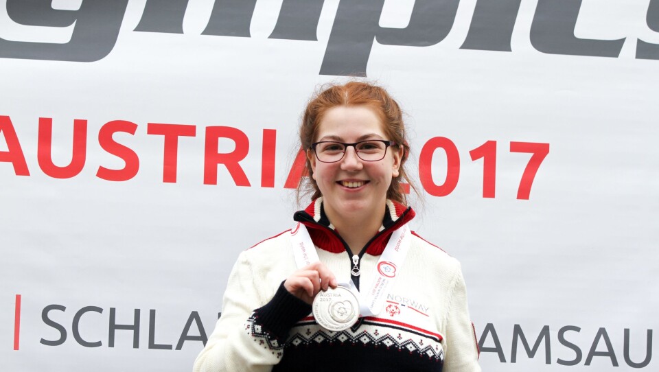 FIKK SIN VELFORTJENTE MEDALJE: Lise Katrin Jensen besteg pallen på en fin anreplass og sølv etter sitt løp i Østerrike.