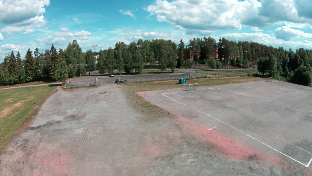 HER SKAL DET BYGGES: Idrettshallen skal bygges i området rundt grusbanen og kunstgressbanen på Sofiemyr.