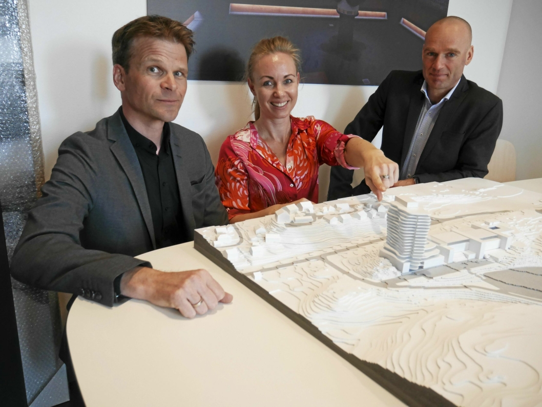 VIL BYGGE ET SIGNALBYGG: – Det er ikke aktuelt å bygge smått her. Det blir ikke det største hotellet i Norge, men det blir det beste, sier prosjektleder Thomas Gundersen. Her er han med arkitektene Birgitta Norrud og Øystein Rognebakke.
