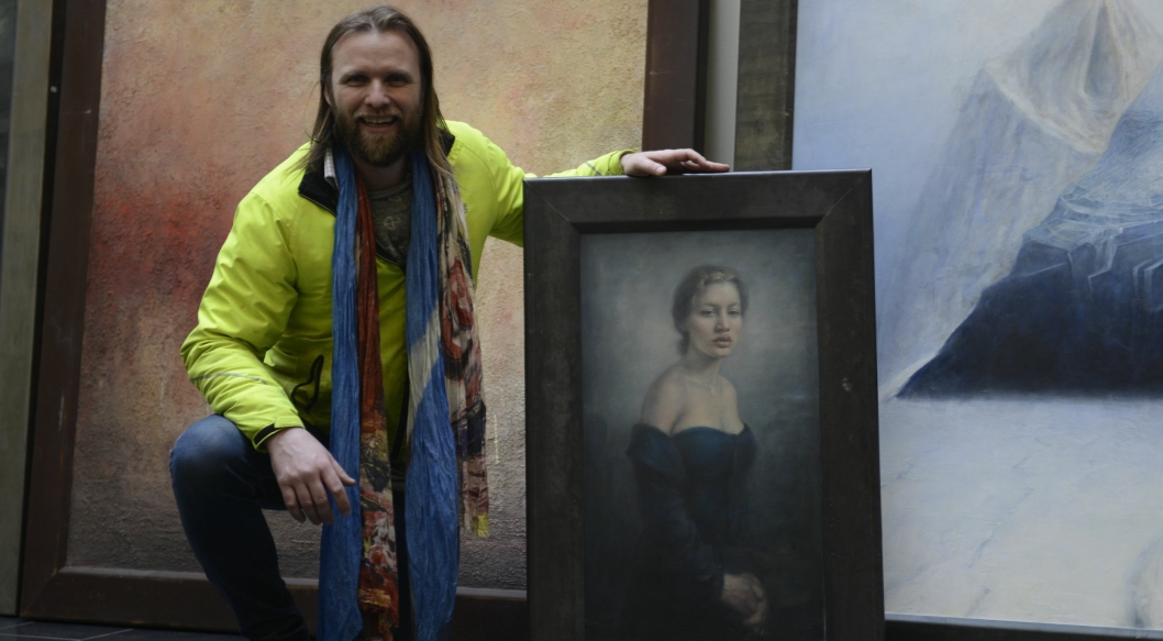 ISPRINSESSEN: Ifølge Aune Sand er maleriet Isprinsessen Vebjørn Sands Mona Lisa. Han har malt på det i åtte år. Nå kan du se det i Kolben.