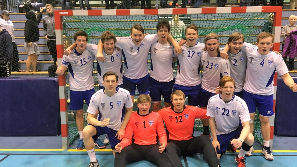 FLOTTE HÅNDBALLGUTTER: Kolbotns G18 har all grunn til å være fornøyde med årets Lerøy-innsats!