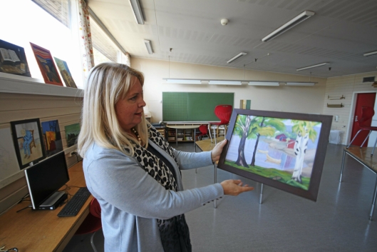 MANGE MINNER: Hellerasten skoles rektor, Grete Skaug, kan sammen med elevene se tilbake på fem tiår med skolehistorie.