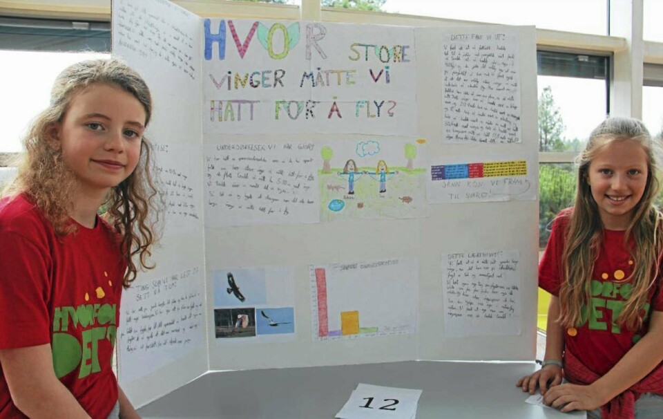 FIKK PRIS: Linnea Haraldsen Bådsvik (6. trinn) vant publikumsprisen av KOlbotn skole-rektor Kristin Hovde Høidal for forskningen på om man kan lære å like grønnsaker. Bak står initiativtaker til Hvorfor det, Ruth Aga. FIKK PRIS: Linnea Haraldsen Bådsvik (6. trinn) vant publikumsprisen av KOlbotn skole-rektor Kristin Hovde Høidal for forskningen på om man kan lære å like grønnsaker. Bak står initiativtaker til Hvorfor det, Ruth Aga.