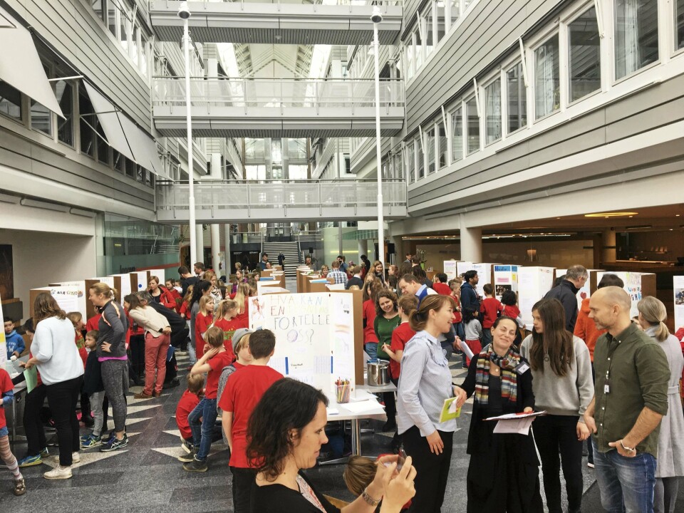 TRANGT OM PLASSEN: Det var tett i tett med stander på Rosenholm Campus. Årets deltakelse er rekord! TRANGT OM PLASSEN: Det var tett i tett med stander på Rosenholm Campus. Årets deltakelse er rekord!