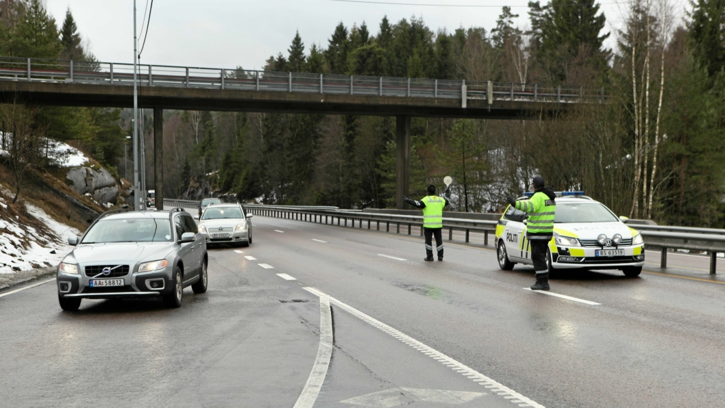 PÅ KONTROLL: Politiet er stadig på fargen med laser og andre verktøy på E18 på Svartskog.