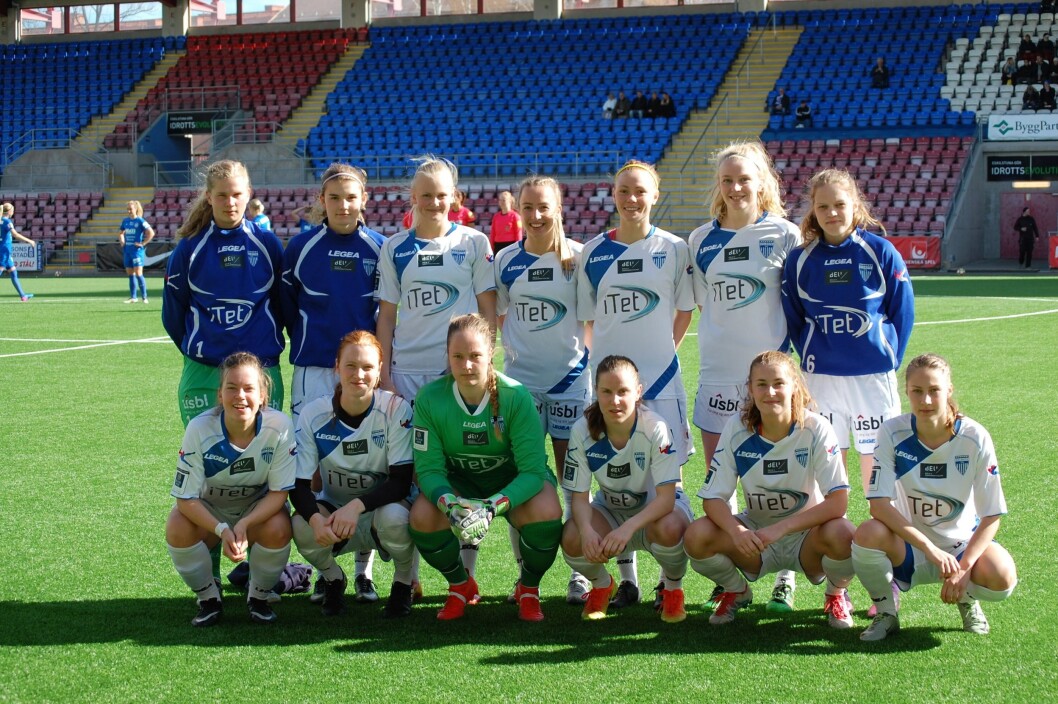 KLARE FOR SESONGEN: Kolbotn-damene, her fotografert under treningsleir i Sverige nylig, er klare for å rocke toppserien i år. Bak fra venstre: Marianne Avstaas Sandnes, Julie Hoff Klæboe, Karina Sævik, Silje Kittilsen, Maren Hauge Johansen, Ina Gausdal og Hedda Øvestad. Foran fra venstre: Camilla Ose, Sanna Svensson, Aurora Watten Mikalsen, Ingrid Rokke Elvebakken, Tonje Pedersen og Juliette Kemppi.Foto: Thomas Østvold. KLARE FOR SESONGEN: Kolbotn-damene, her fotografert under treningsleir i Sverige nylig, er klare for å rocke toppserien i år. Bak fra venstre: Marianne Avstaas Sandnes, Julie Hoff Klæboe, Karina Sævik, Silje Kittilsen, Maren Hauge Johansen, Ina Gausdal og Hedda Øvestad. Foran fra venstre: Camilla Ose, Sanna Svensson, Aurora Watten Mikalsen, Ingrid Rokke Elvebakken, Tonje Pedersen og Juliette Kemppi.Foto: Thomas Østvold.