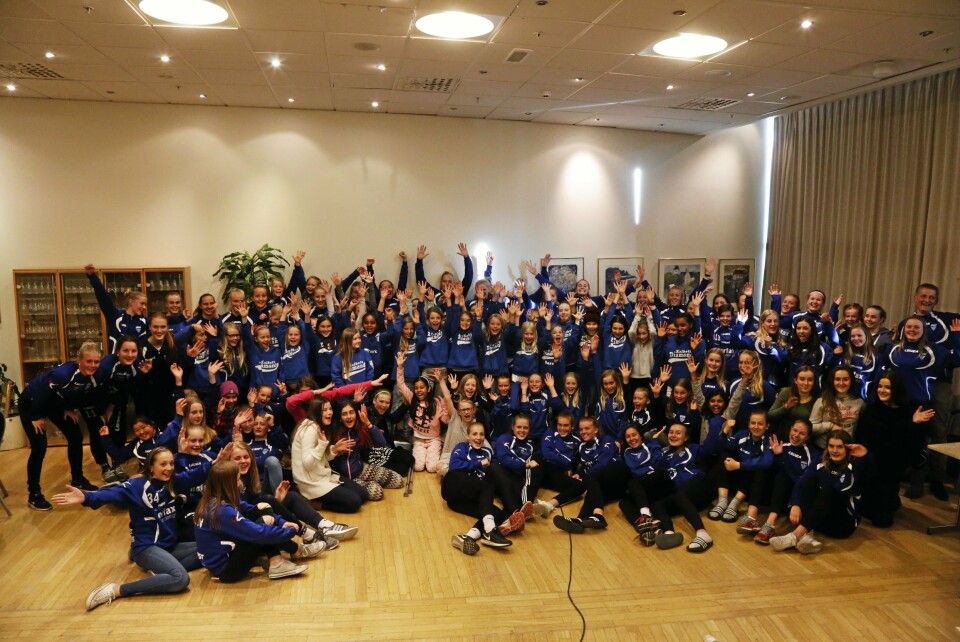 ALLE FOR ÉN, ÉN FOR ALLE: «Kick off» i Kolben for alle jentene i Kolbotn Kvinnefotball. Her var jenter fra åtte år til A-lagsspillere samlet for felles markering for at sesongen er i gang. ALLE FOR ÉN, ÉN FOR ALLE: «Kick off» i Kolben for alle jentene i Kolbotn Kvinnefotball. Her var jenter fra åtte år til A-lagsspillere samlet for felles markering for at sesongen er i gang.