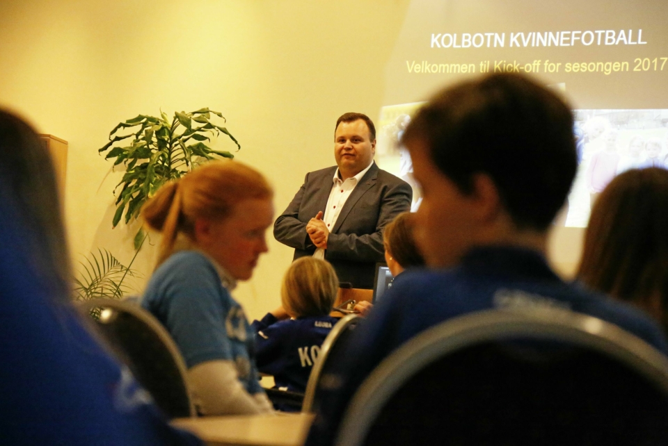 PÅ PLASS: Ordfører Thomas Sjøvold ønsket lykke til med sesongen for store og små Kolbotn-jenter, men kunne ikke love mer penger til treningsanlegg.