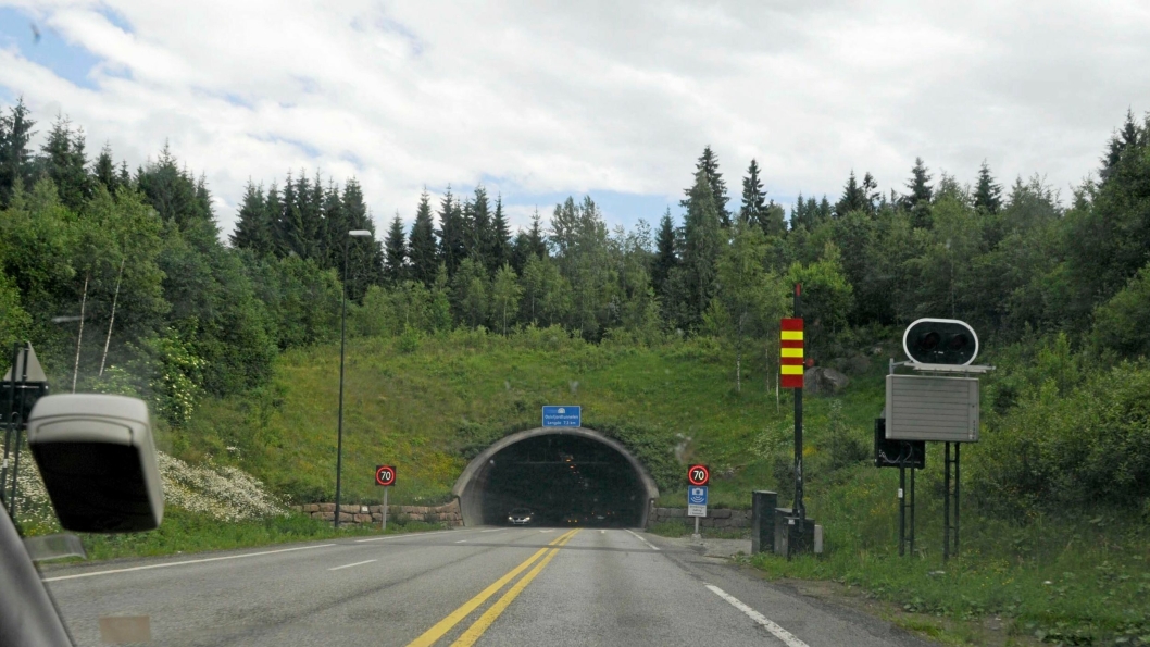 OSLOFJORDTUNNELEN STENGT: Politiet melder om bilbrann i Oslofjordtunnelen. ingen skadet, men tunnelen holdes stengt i flere timer fortsatt.