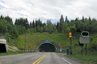 Oslofjordtunnellen stengt på grunn av bilbrann