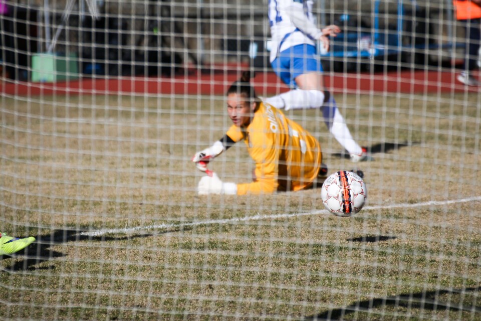 OI: Avaldsnes-keeper Katlynn Fraine ser ballen gå i mål etter et skudd av Kolbotns Antonia Göransson. OI: Avaldsnes-keeper Katlynn Fraine ser ballen gå i mål etter et skudd av Kolbotns Antonia Göransson.