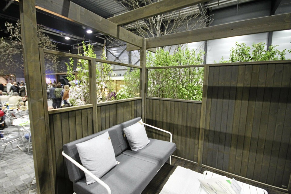 FLOTT KOMBINASJON: En levegg i kombinasjon med en pergola gir le for vinden og hindrer innsyn. FLOTT KOMBINASJON: En levegg i kombinasjon med en pergola gir le for vinden og hindrer innsyn.