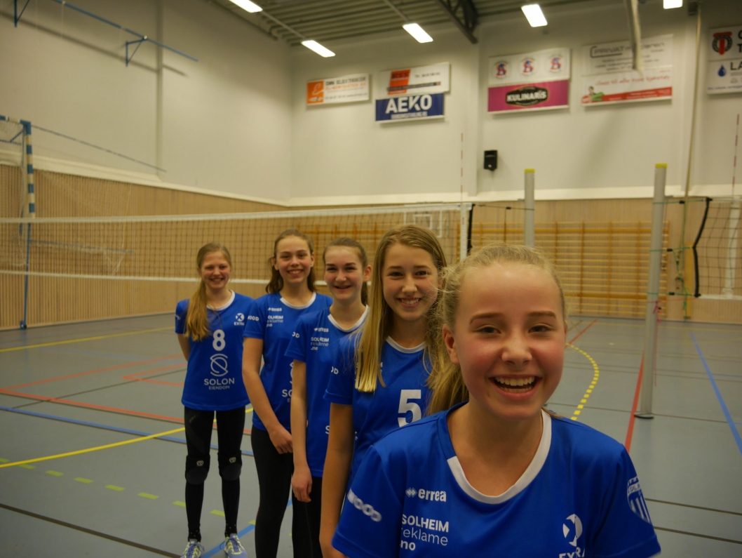 KRAFTJENTER: Ella Fagertun Remberg (13), Eira Aalefjær (12), Embla Lindeberkke (12), Eline jensen (12) og Helene Gulbrandsen (12) stortrives på volleyballbanen.