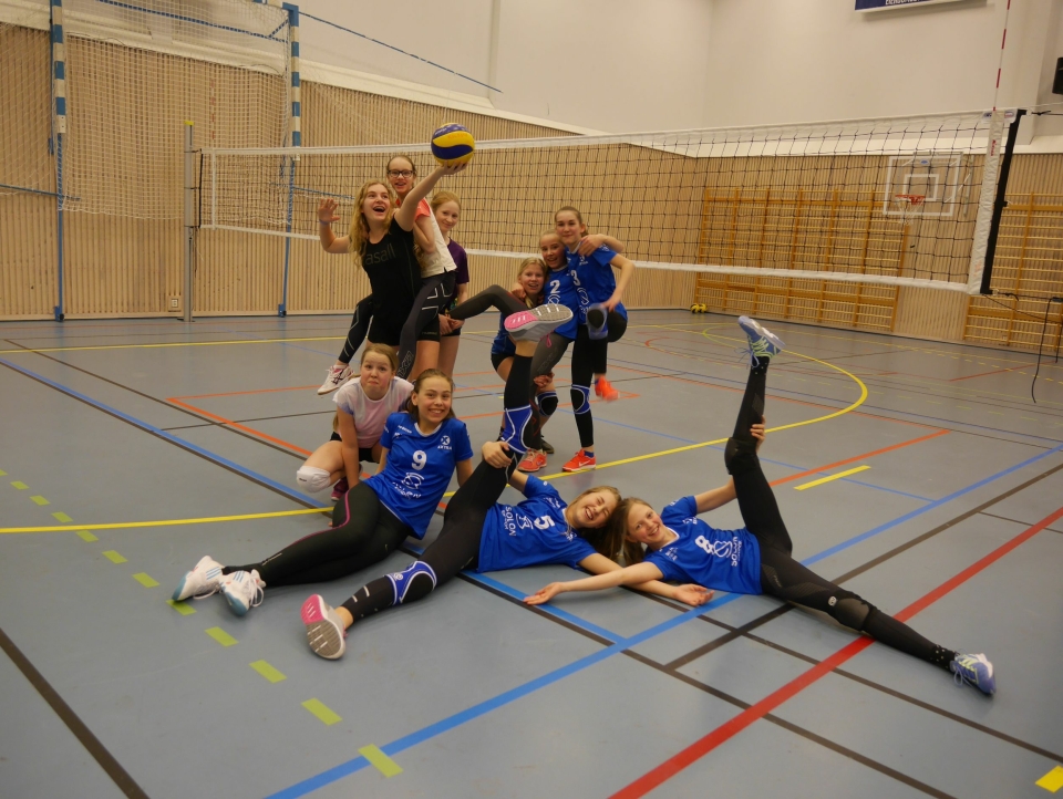 KRAFTJENTER: Ella Fagertun Remberg (13), Eira Aalefjær (12), Embla Lindeberkke (12), Eline jensen (12) og Helene Gulbrandsen (12) stortrives på volleyballbanen.  Her er de sammen med flere lagkamerater i flere aldersgrupper i ØGI.