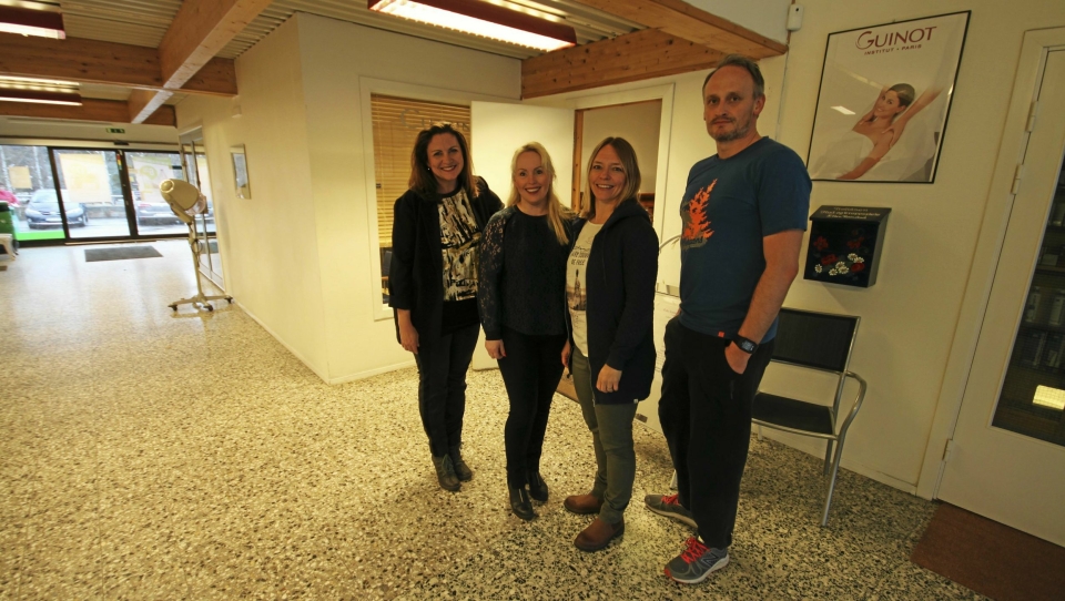 NYE LEIETAKERE: Mona Ringstad Mjelde, Laila Kathleen Johansen og Anne Marie Mork. Her er de sammen med Jørgen Foss, som har jobbet på Trollåsen senter i 15 år.