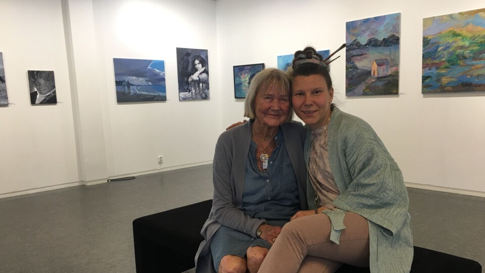 TO DUSE DAMER: Veteranen Eva Huus (t.v.) stiller ut sammen med Lena Meyer i biblioteksgalleriet. Den gode stemningen mellom de to kunstnerne smitter over på veggene. TO DUSE DAMER: Veteranen Eva Huus (t.v.) stiller ut sammen med Lena Meyer i biblioteksgalleriet. Den gode stemningen mellom de to kunstnerne smitter over på veggene.