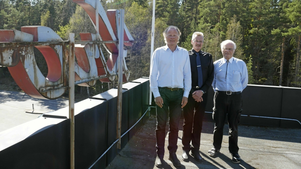 STOLTE: President Finn Eirik Eilertsen i KNA, generalsekretær Børre Skiaker i KNA og NVKs formann Bjørn G. Johannesen kunne stolt overta nøklene til Tyrigrava denne uken.