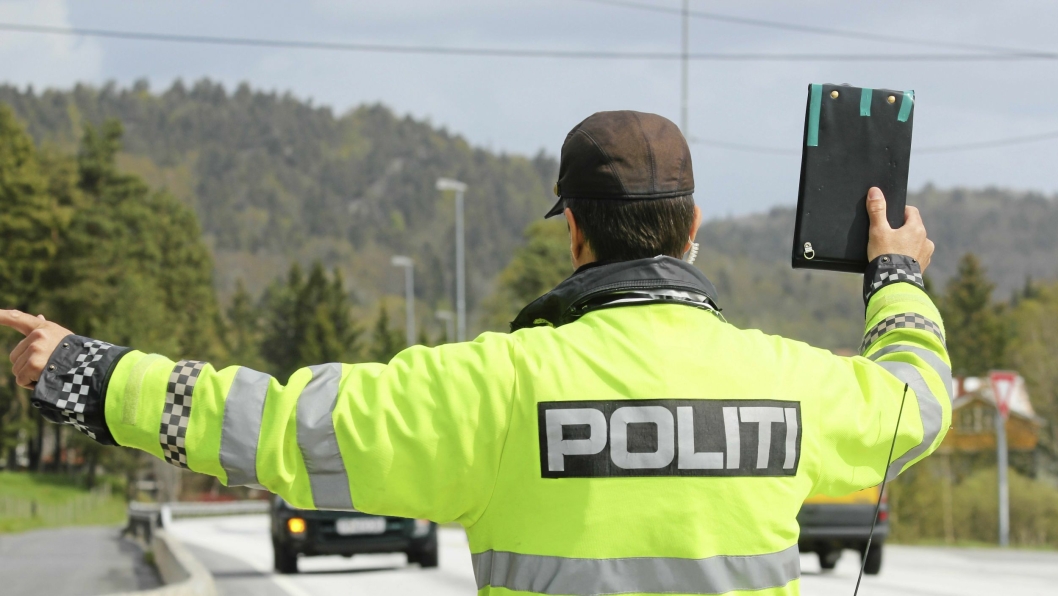 UTE PÅ PATRULJE: Betjentene i lokalpolitiet er ute og sjekker forholdene på veiene hver dag.