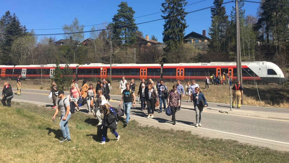EVAKUERES: Her evakueres togpassasjerene ut av toget som kjørte på mannen. EVAKUERES: Her evakueres togpassasjerene ut av toget som kjørte på mannen.