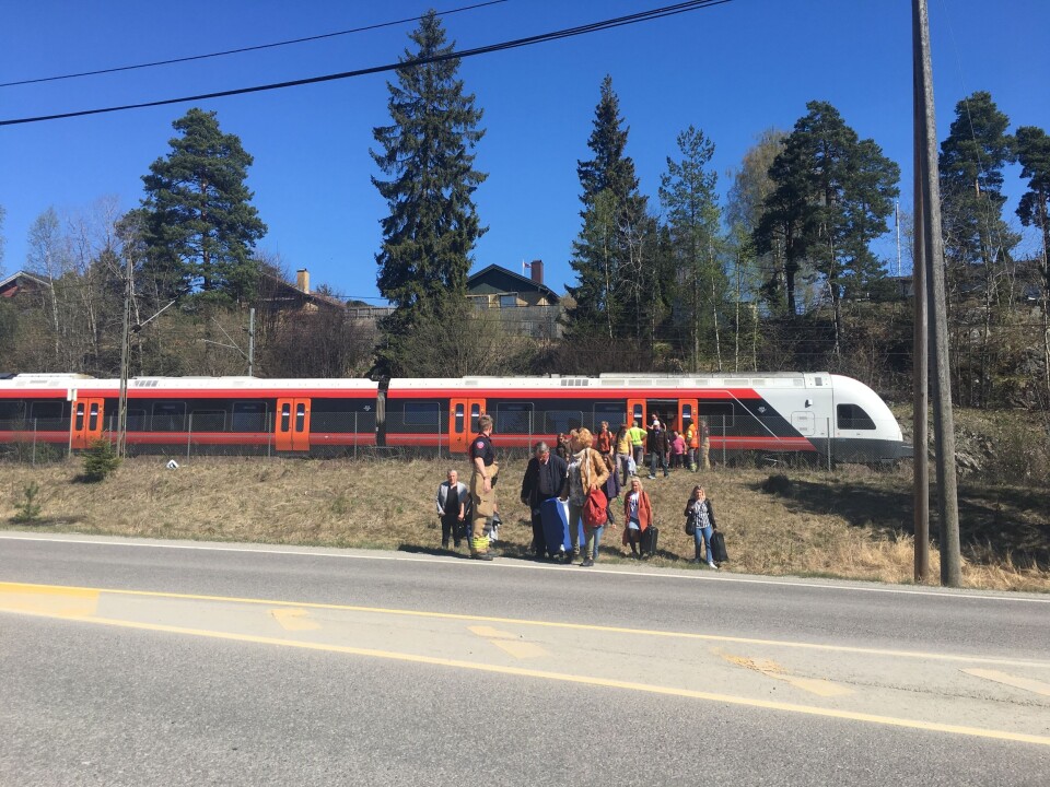 EVAKUERES: Her evakueres togpassasjerene ut av toget som kjørte på mannen. EVAKUERES: Her evakueres togpassasjerene ut av toget som kjørte på mannen.
