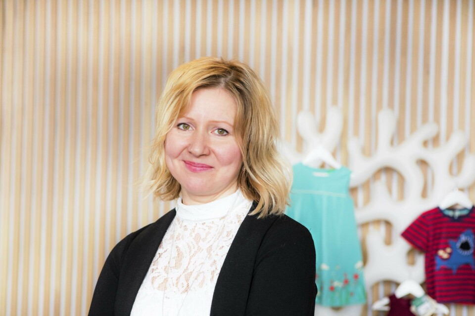 FARGERIKE BARNEKLÆR: – Alle farger i riktig setting skaper glede, sier daglig leder i Retrobarn, Olga Korkasheva, som selger barneklær i spreke farger.