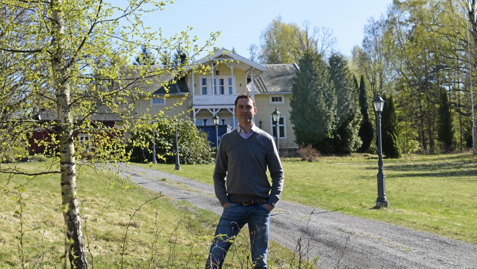 FANTASTISK EIENDOM: Olav Birkenes, CEO i Birkenes & Co AS (sammen med hunden Frida), synes området er fantastisk og gleder seg til å sette istand den gamle viallen i Roald Amundsens vei 145c. FANTASTISK EIENDOM: Olav Birkenes, CEO i Birkenes & Co AS (sammen med hunden Frida), synes området er fantastisk og gleder seg til å sette istand den gamle viallen i Roald Amundsens vei 145c.