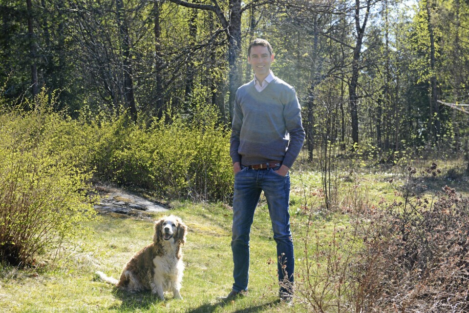 FANTASTISK EIENDOM: Olav Birkenes, CEO i Birkenes & Co AS (sammen med hunden Frida), synes området er fantastisk og gleder seg til å sette istand den gamle viallen i Roald Amundsens vei 145c. FANTASTISK EIENDOM: Olav Birkenes, CEO i Birkenes & Co AS (sammen med hunden Frida), synes området er fantastisk og gleder seg til å sette istand den gamle viallen i Roald Amundsens vei 145c.