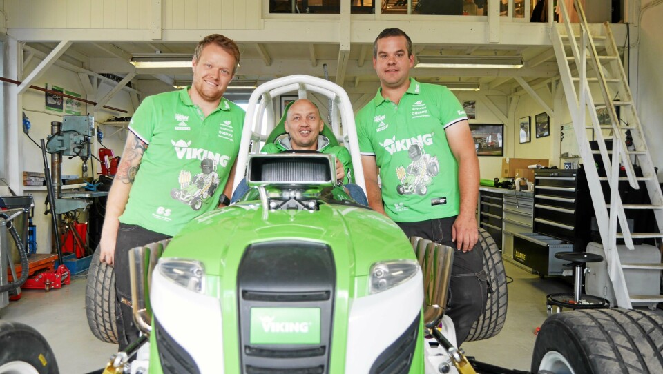 TURBOTRØKK: Pekka Lundefaret (i midten) selger fartsmonsteret han bygget til verdensrekorden sin. TURBOTRØKK: Pekka Lundefaret (i midten) selger fartsmonsteret han bygget til verdensrekorden sin.