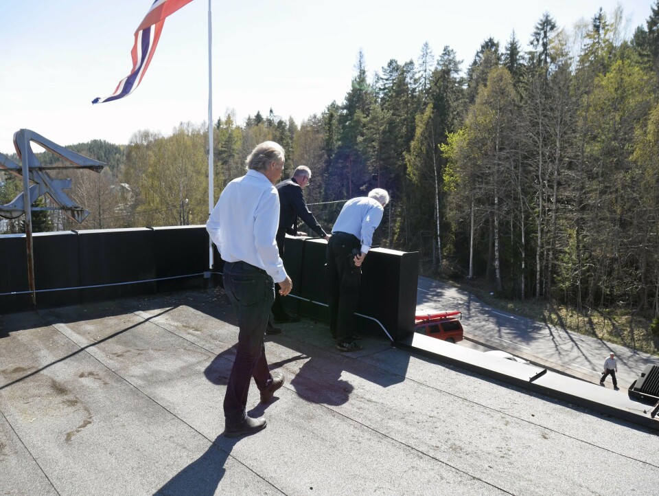 NYTER UTSIKTEN: Det er også et stort potensiale på taket av Tyrigrava, som her inspiseres av de nye eierne. NYTER UTSIKTEN: Det er også et stort potensiale på taket av Tyrigrava, som her inspiseres av de nye eierne.