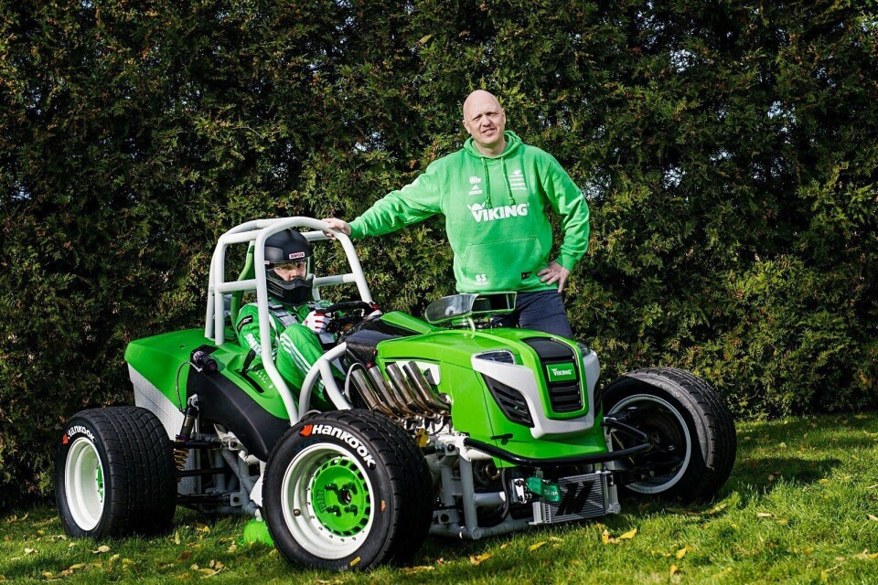 TURBOTRØKK: Det er ikke småtteri du kan skaffe deg dersom du har én million kroner til overs. Her poserer brødrene Lundefaret med gressklipperen i hagen. TURBOTRØKK: Det er ikke småtteri du kan skaffe deg dersom du har én million kroner til overs. Her poserer brødrene Lundefaret med gressklipperen i hagen.