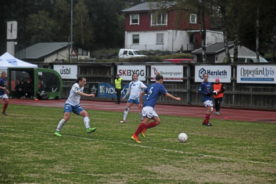 TAP PÅ HJEMMEBANE: Kolbotn-damene kjempet hardt i regnværet på Sofiemyr stadion, men det ble tap mot Vålerenga. TAP PÅ HJEMMEBANE: Kolbotn-damene kjempet hardt i regnværet på Sofiemyr stadion, men det ble tap mot Vålerenga.