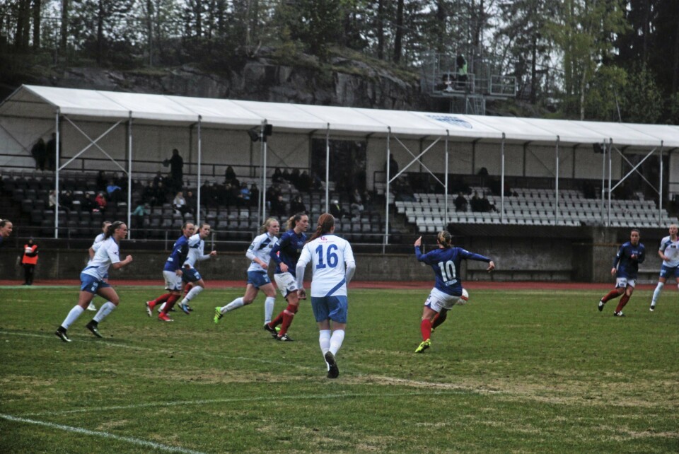 TAP PÅ HJEMMEBANE: Kolbotn-damene kjempet hardt i regnværet på Sofiemyr stadion, men det ble tap mot Vålerenga. TAP PÅ HJEMMEBANE: Kolbotn-damene kjempet hardt i regnværet på Sofiemyr stadion, men det ble tap mot Vålerenga.